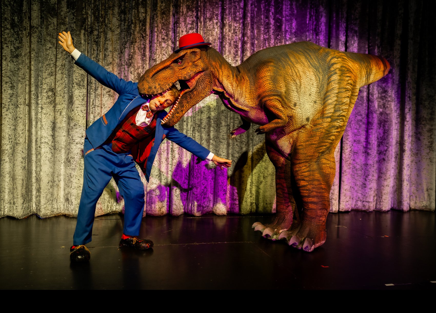 Rescue Dino meets Gregory Popovich on stage